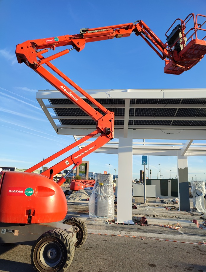 Electrolinera Solar Zunder en proceso de instalación por Década Energética de Ingeniería